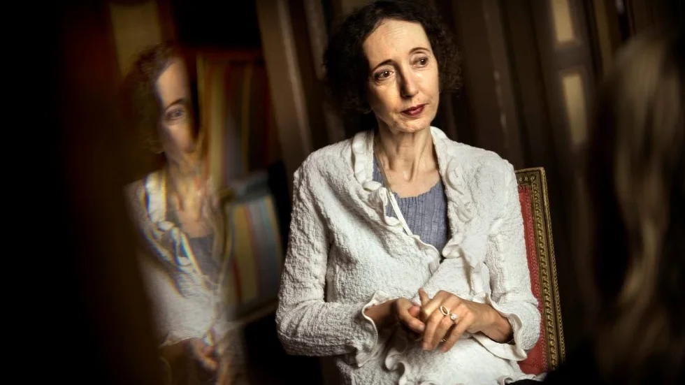 Joyce Carol Oats, född 1938, har sedan debuten 1963 publicerat ett stort antal romaner, novellsamlingar, essäer och poesi. Hon skriver även deckare under pseudonymen Rosamond Smith eller Lauren Kelly.