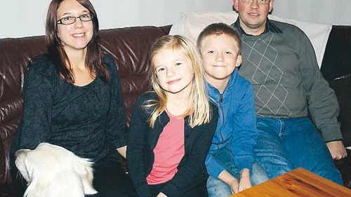 Mamma Sofia, Cornelia, storebror William och pappa Stefan samt en av familjens två hundar är stolta över att Lucialotten föll på Cornelia Berggren i år.