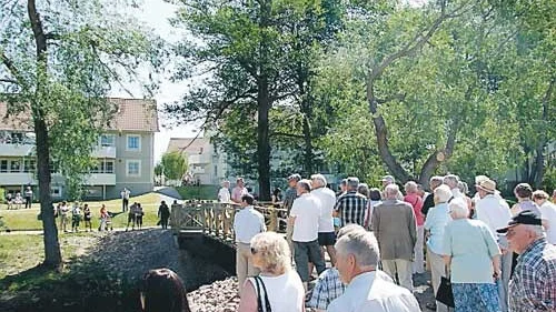Många personer testade den nya träbron över Kisaån.