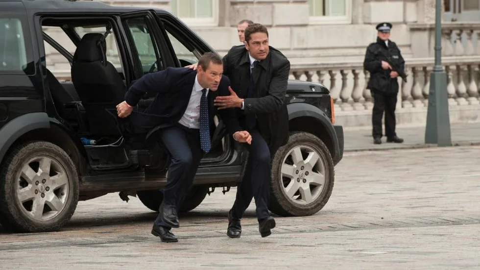Den amerikanske presidenten (Aaron Eckhart) måste undsättas av Secret Service-agenten Mike Banning (Gerard Butler) när terrorister tar kontrollen över London.
