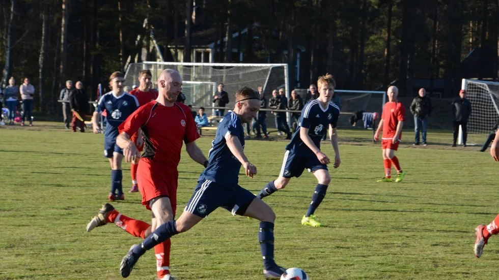 Två av de båda lagens bästa spelare på samma bild – Ola Bertilsson i Rumskulla till vänster och Hjältevad/Mariannelunds Emil Sjökvist. Foto: Micael Rundberg