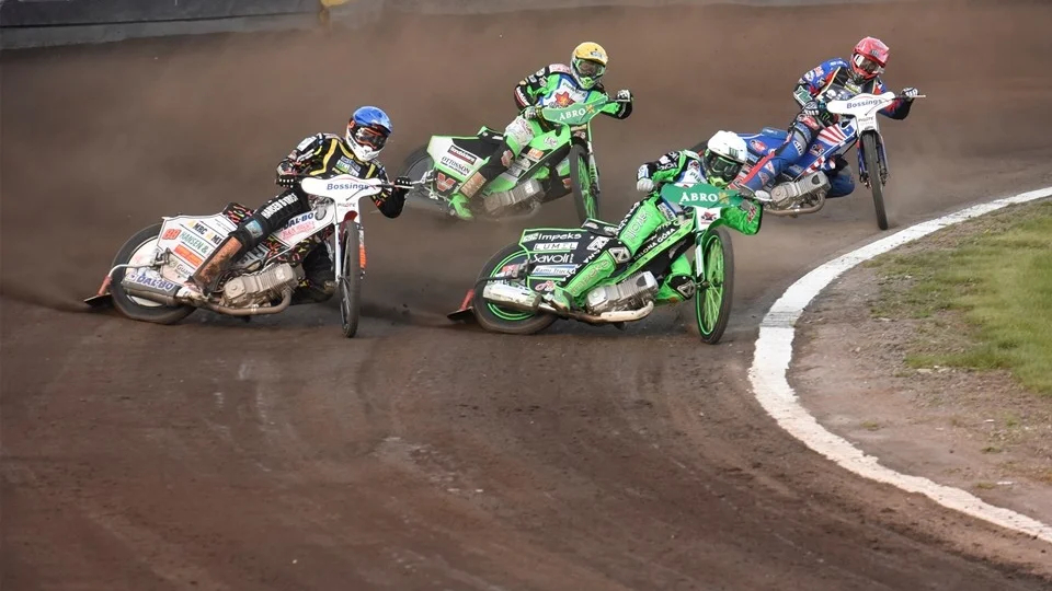 Patryk Dudek körde fullt. Här säkrar han segern för Dackarna genom att vinna det 14:e heatet med Peter Ljung på tredje plats.