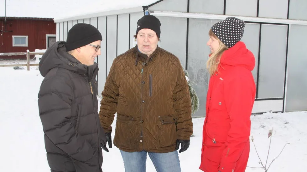 Personalen framför växthuset. Fr v Anders Fredriksson, Barbro Björsson och Stina Sandberg.
