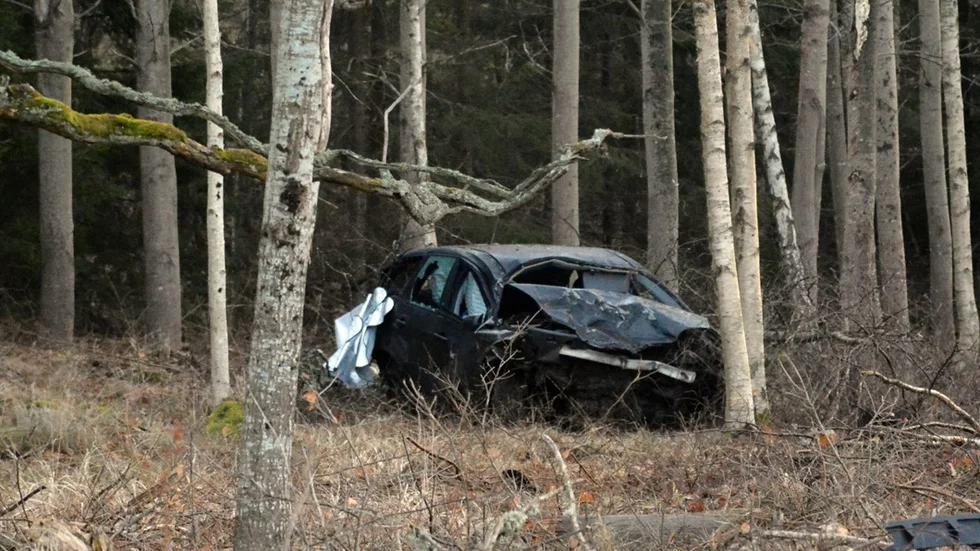 En man i 35-årsåldern omkom i den våldsamma singelolyckan i Västervik.