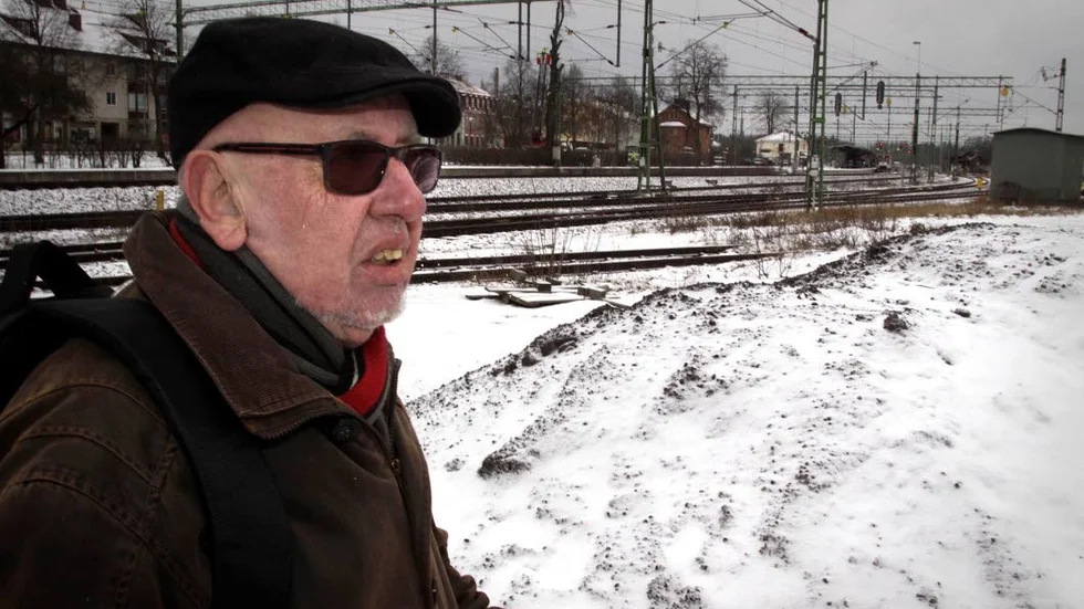 Får rätt. Mjölbybon Lars Sundström har i flera insändare klagat på brusten på säkerhet vid spåren. Nu ska det byggas stängsel.