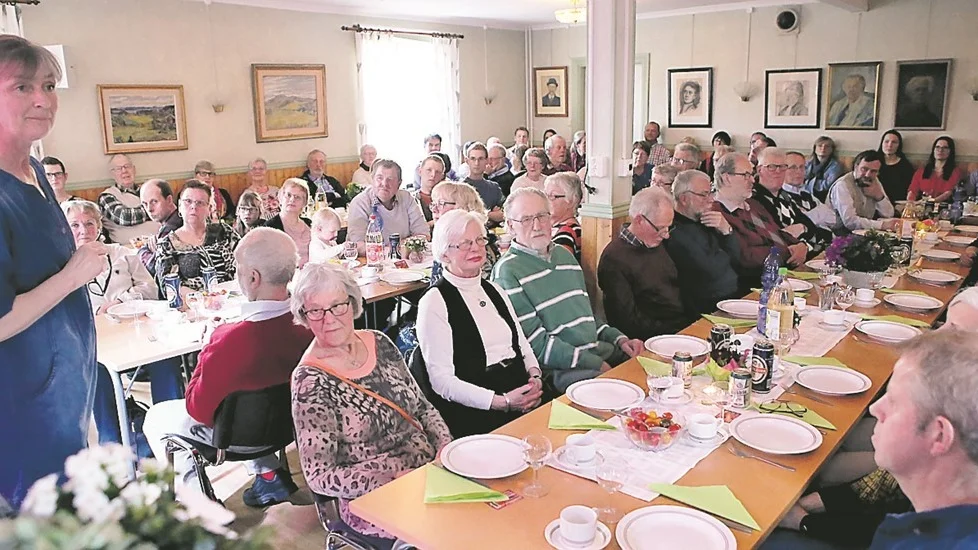 Drygt ett hundratal gäster kom till Allégården för att vara med i vårfesten. Foto: Roelof Stroetinga