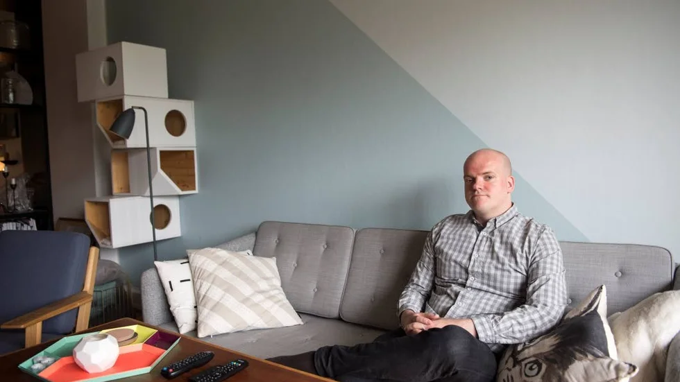 Författare. Henrik Bromander är utöver författare också serietecknare och dramatiker.