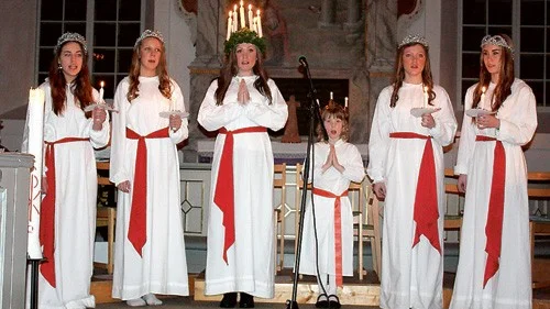 Sigrid Widén, Olivia Johansson, Emma Köhler, Axia Westerling, Elin Andersson och Frida Andersson bjöd på traditionella julvisor.
