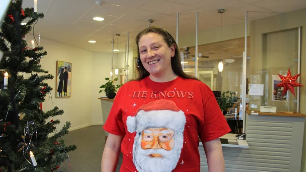 Älskar julen. Anna Johansson på Åtvidabergs kommun delar glädjen över julen med alla som besökt kommunhuset i december.