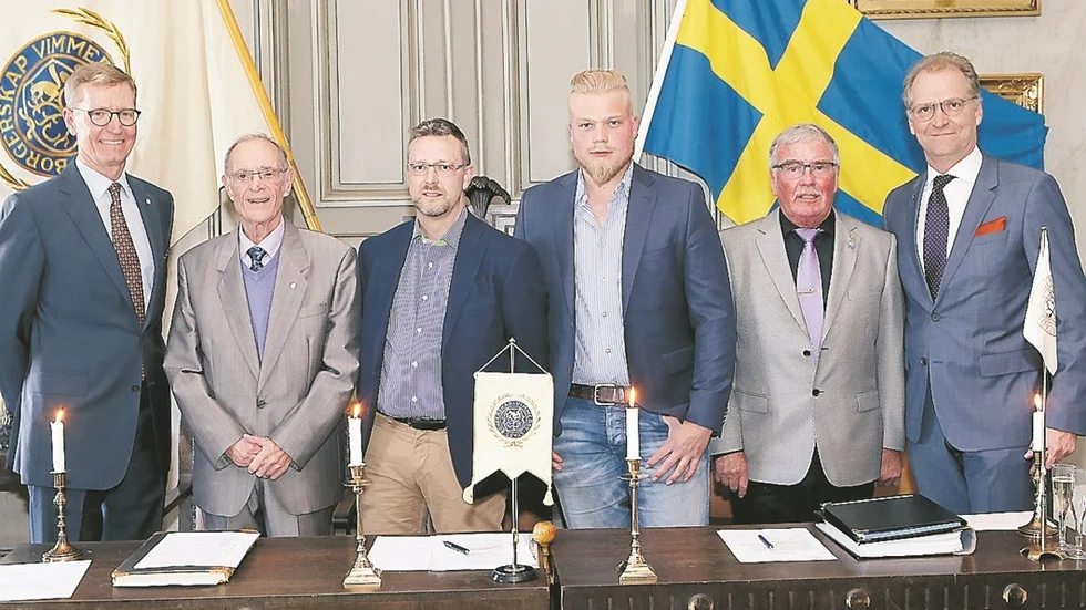 Från vänster kassören Jimmy Andersson, sekreterare Per-Inge Rosin, de nya borgarna Richard Gustafsson, Andreas Hermansson, Åldermannen Sten Karlsson och Ungbrodern Ricky Andersson. Nya borgaren Mattias Eek kunde inte komma på årsstämman. Foto: Roelof Stroetinga
