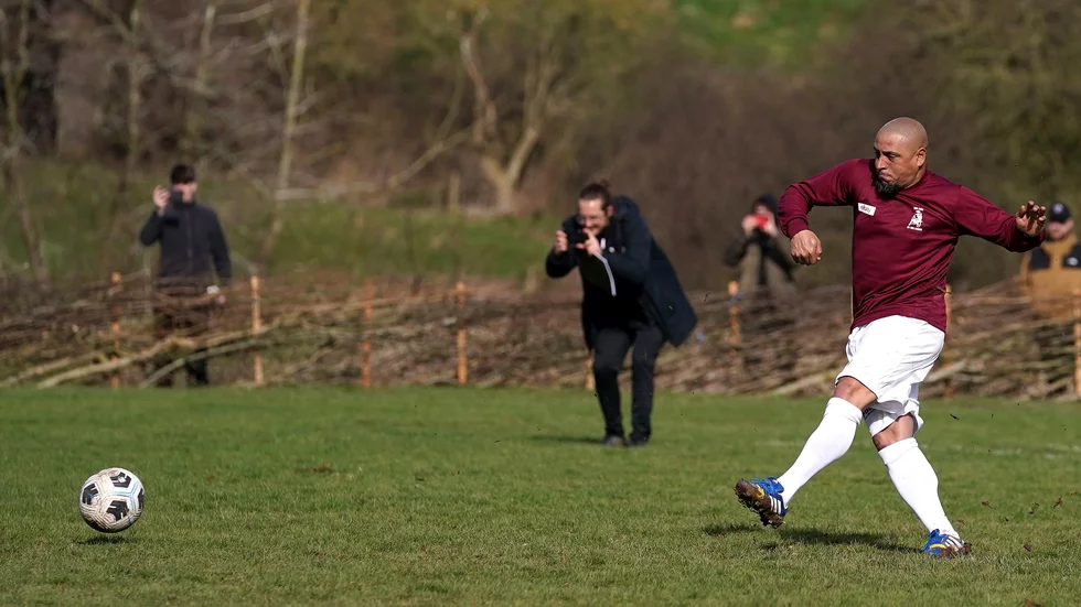Roberto Carlos gör mål på straff gör korplaget "Bull in the barne United".