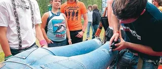 Nya jeans blir slitna jeans