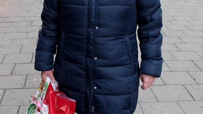 Britt-Marie Vennerberg skänker pengar till Musikhjälpen och vill inte ha några klappar alls. "Jag tycker inte om att få smycken", förklarar hon.