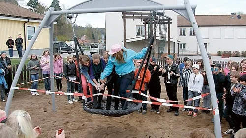 Elevrådets Linnéa Isaxson, Olivia Johansson, Kristina Göransson och Emma Lindsmyr inviger med ett klipp den nya kinagungan på Stjärneboskolans skolgård.