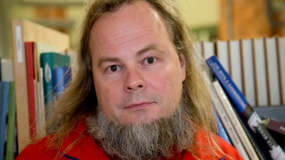 Kurslitteratur. Tobbe Ljungdahl är vårdlärare på vård- och omsorgsprogrammet och tänker inför Schulmans bok som kutslitteratur på Birgitta skolan redan i vår. "Skolboksexempel på medberoende", säger han.