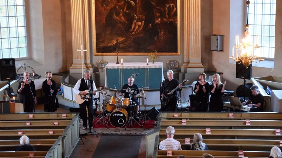 Hitmen Beatlemania tillsammans med kören Beatletts bjöd på en konsert av hög kvalitet i Hycklinge kyrka. Foto: Morgan Karlsson