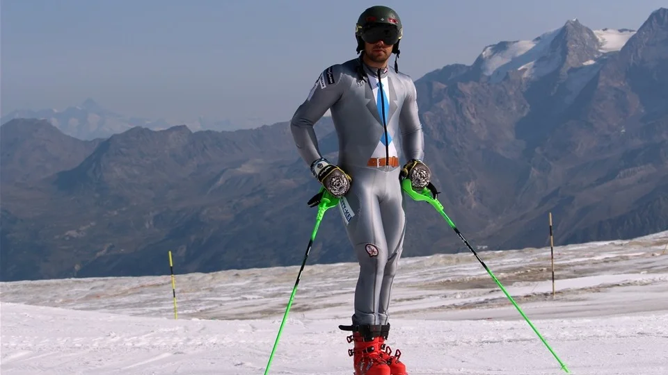 Rickard Kåhre från Brokind har kommit en bra bit i utförsåkningskarriären. Han är i dag på gränsen till landslaget och nära att få åka i Världscupen. Här är han i Saas-fee i Schweiz. Foto: David Grape Larsson