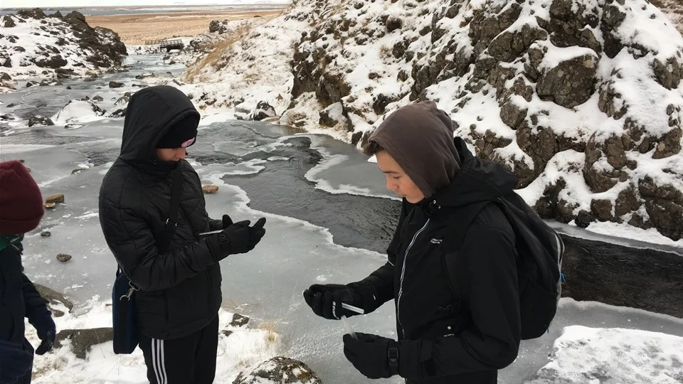 Vattenprover togs i en av alla de små bäckarna på Island. Resultatet ska sedan jämföras med bäckarna hemma i Virserumstrakten.