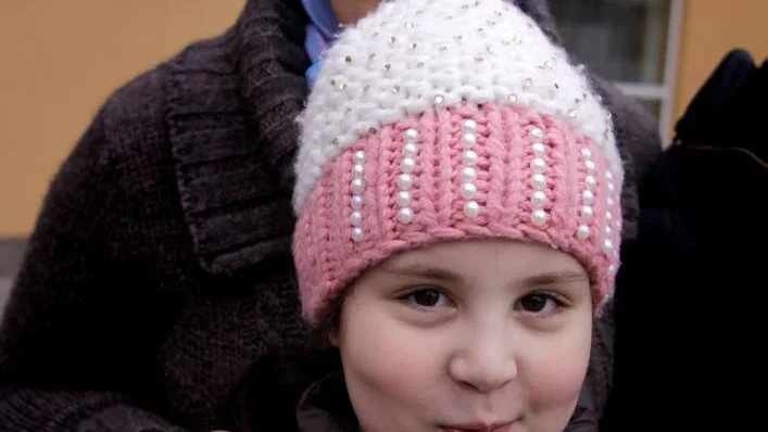 Efter domstolen. Marwa Laaraouat och hennes mamma Ouafae Zaghtour oustar ut efter förhandlingen i Linköping.