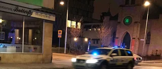 Flera polisbilar cirkulerar i centrum