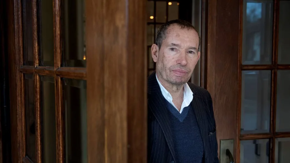 Carsten Jensen. Dansk författare, född 1952, som romandebuterade med "Vi, de drunknade" 2006.