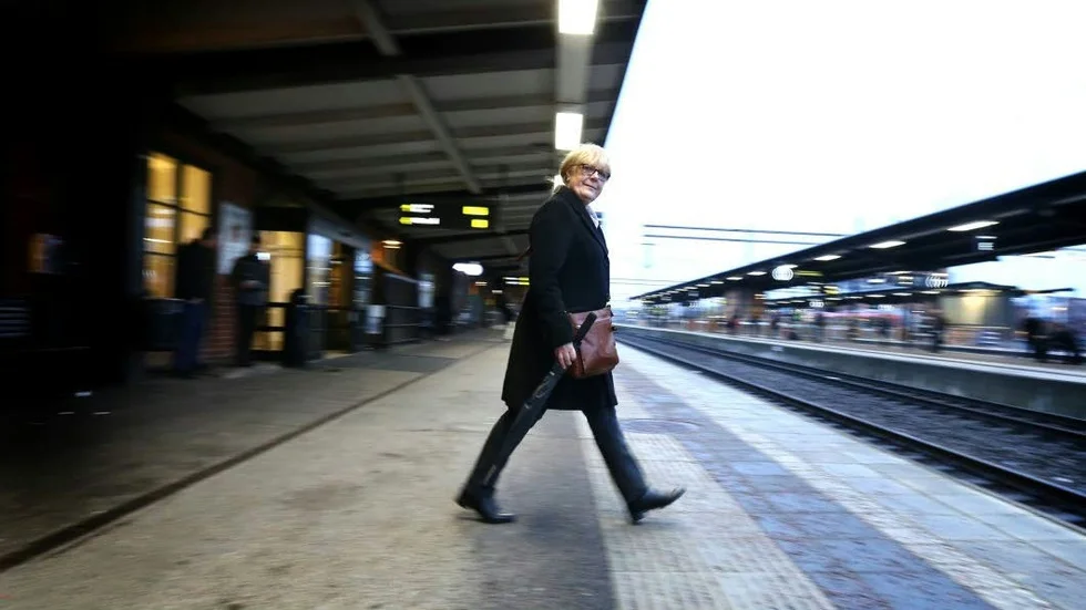 Carina Swedenhammar är en av de ostkurirer som tar tåget med mejeriprodukter söderut. På köpet får hon en gratis resa – samtidigt som Löt gårdsmejeri hittat ett sätt
att lösa sina transportproblem.