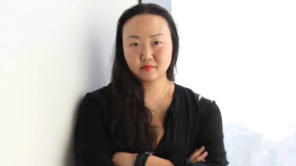 Hanya Yanagihara. Journalist och författare född 1975, bosatt i New York. Vid sidan av sitt författarskap är hon redaktör för New York Times Style Magazine.