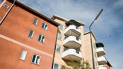 Fastigheten Granen i centrala Vimmerby består av ett 60-tal lägenheter. I dagsläget köar ungefär 120 personer för en lägenhet på Granen. En värdering som gjorts pekar på 54 miljoner kronor. Nu ser kommunen över flera förutsättningar innan man ska fatta beslut om att lägga ut den till salu eller inte.