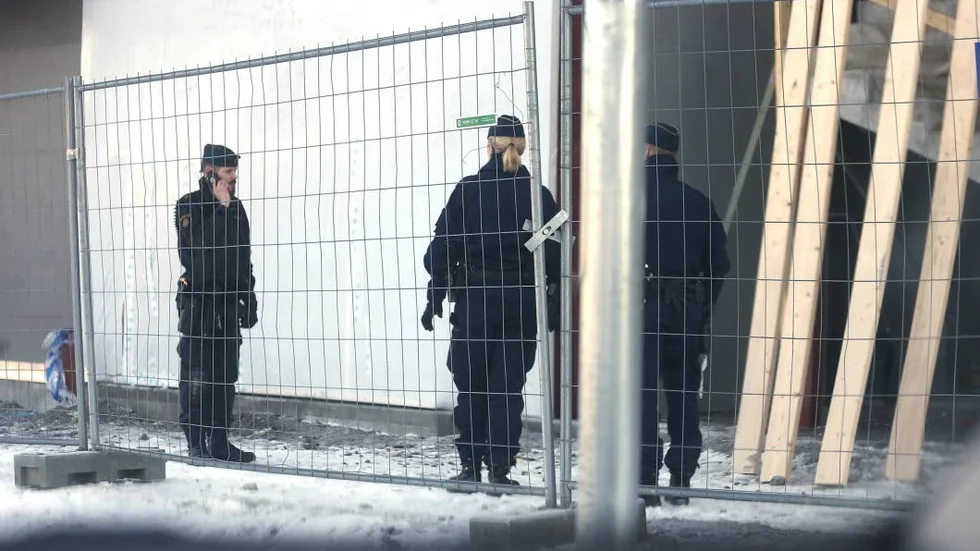 Avspärrat. Polisen spärrade av arbetsplatsen på Folkborgsvägen efter olyckan. Arbetsmiljöbrott utreddes. Men arbetsgivaren friades.