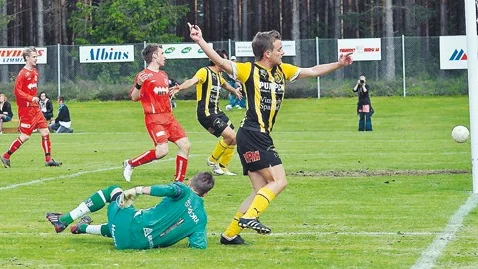 Linus Lindblom signalerar för 1-0 i derbyt mot Kisa.