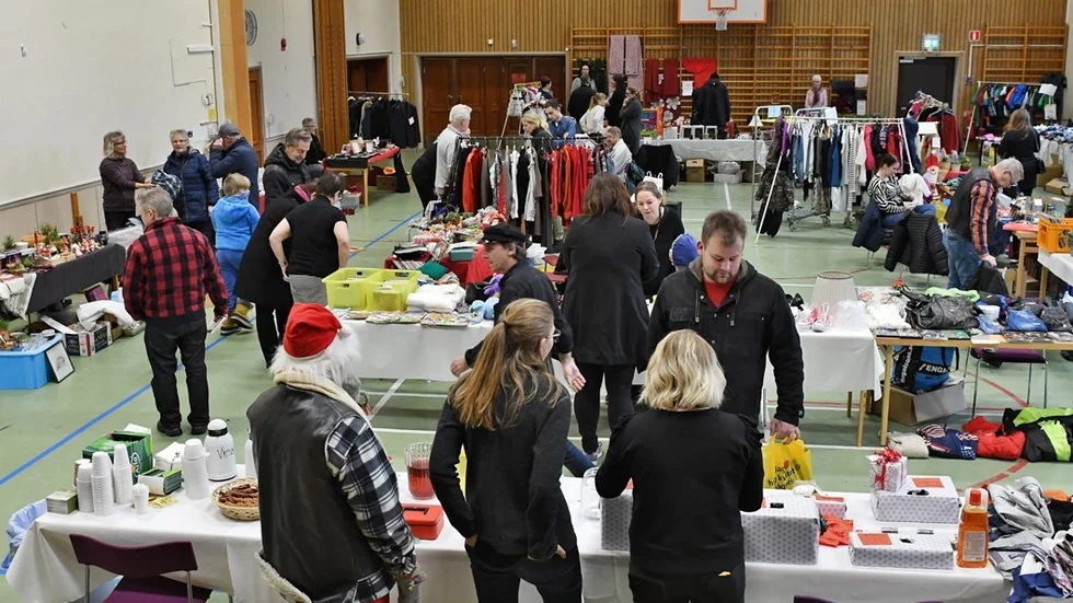 Folkhögskolans gymnastiksal var fylld av försäljare.