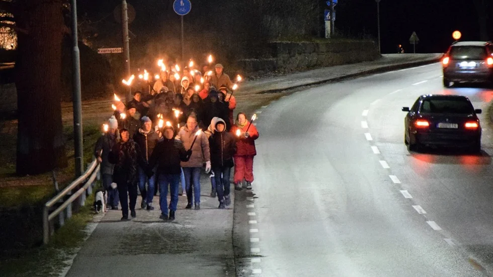 Ett 50-tal deltog i ljusmanifestationen och promenerade genom Kisa med facklor till Vråken. Foto: Morgan Karlsson