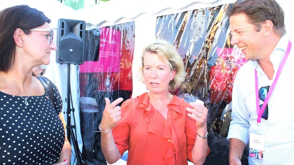 Kommunalrådet Camilla Egberth (S) i samspråk med Ulrika Nisser från statliga Tillväxtverket och med Joakim Ljungkvist från Tillväxt Motala.