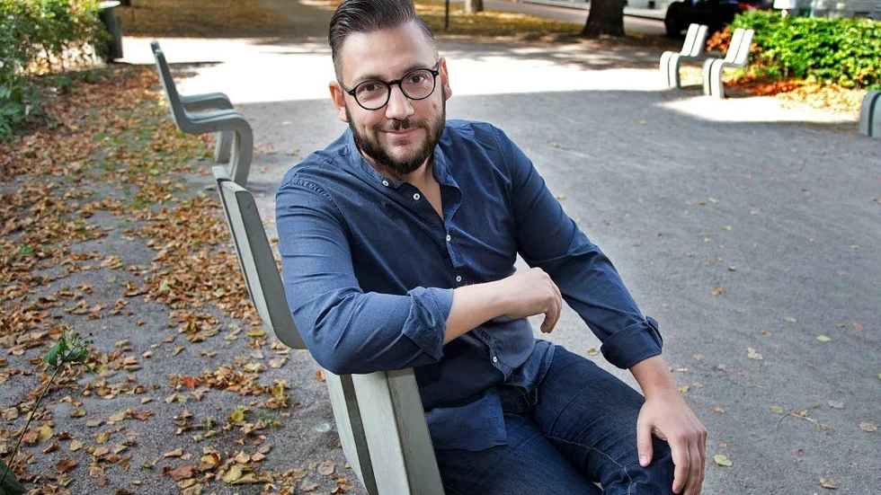 "Dags att kavla upp ärmarna och hjälpa till", skriver kommunalrådet från Linköping på sitt Instagram-konto där han erbjuder sin arbetskraft till bönderna.