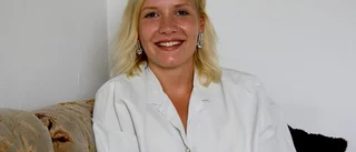 Elin Namnieks sjunger med attityd