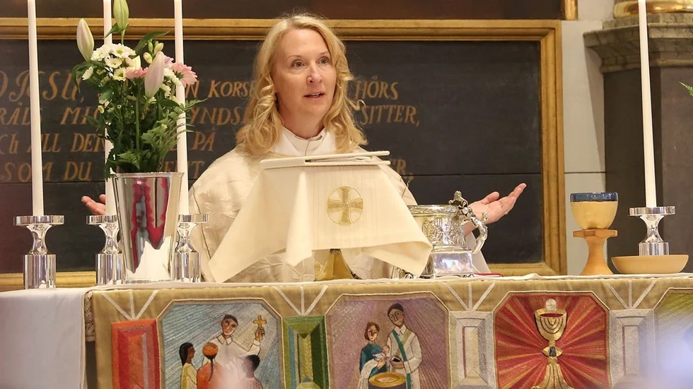 Kyrkoherden Anita Waernqvist hälsar.