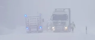 Personbil körde in i lastbil i snöyran