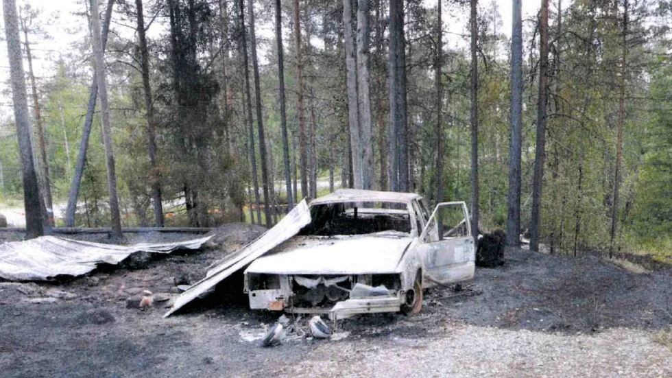 Den eldhärjade bilen utanför Kitkiöjoki, där offret påträffades.