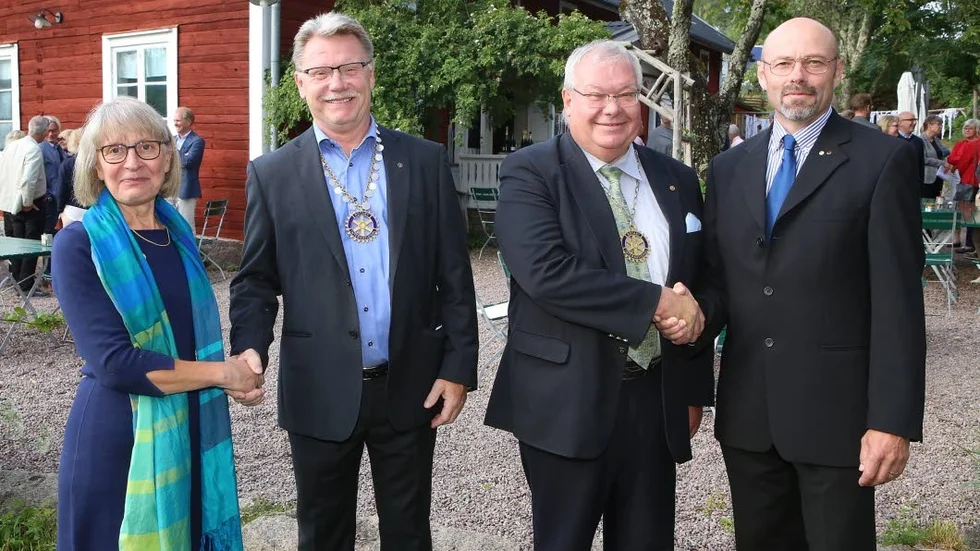 Ulrika Öst, t.v, tar över som president i Vimmerby Astrid Lindgren Rotaryklubb efter Peter Thorstensson. I Vimmerby Rotaryklubb lämnade Tomas Peterson över till Claes Roos.