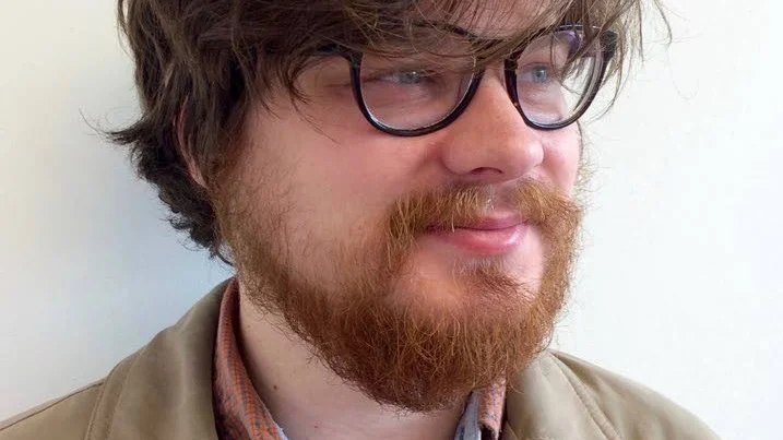 Ola Lundqvist är uppvuxen på Östgötaslätten och verksam som poesiredaktör och skribent. Bland annat har han samarbetat med sin far, tecknaren Ulf Lundkvist.