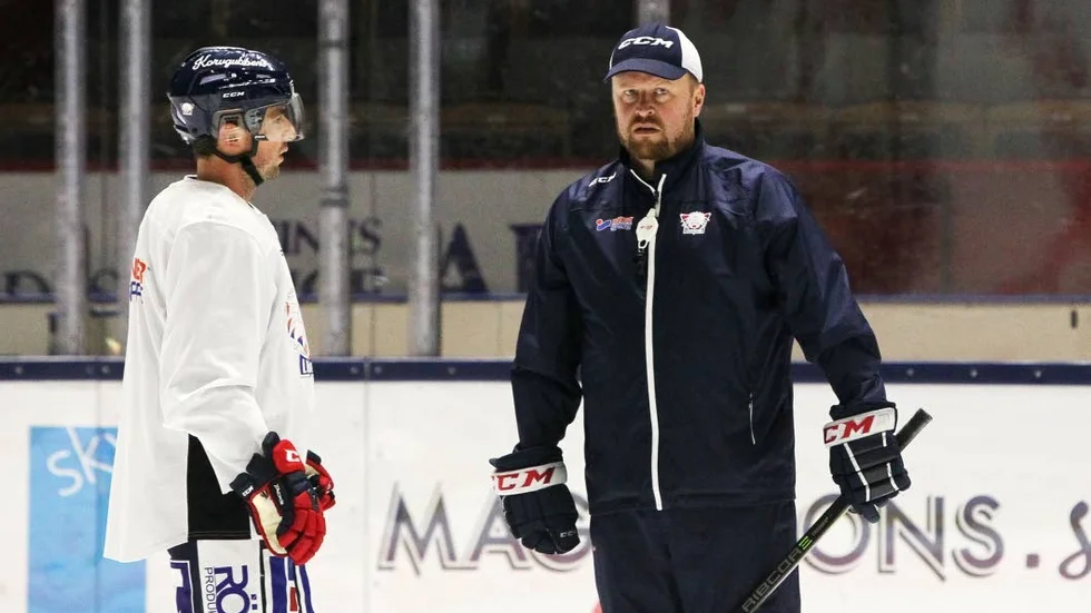 Klas Östman i samspråk med forwardsstjärnan Broc Little under onsdagsträningen i Saab arena.