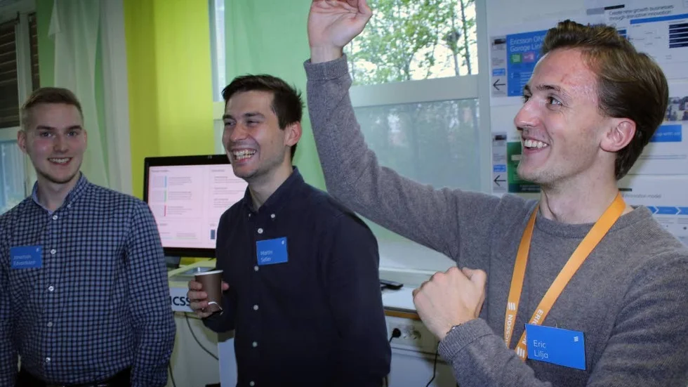 Studenterna Jonathan Edvardsson, Martin Seller Och Eric Lilja har fått chansen att bygga upp ett system för att mäta elproduktion och förbrukning i ett bostadsområde.