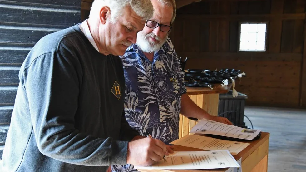 Ett gåvobrev undertecknades av ordföranden i Hembygdsföreningen Roland S. Johnsson och mottagare Åke Birgersson
