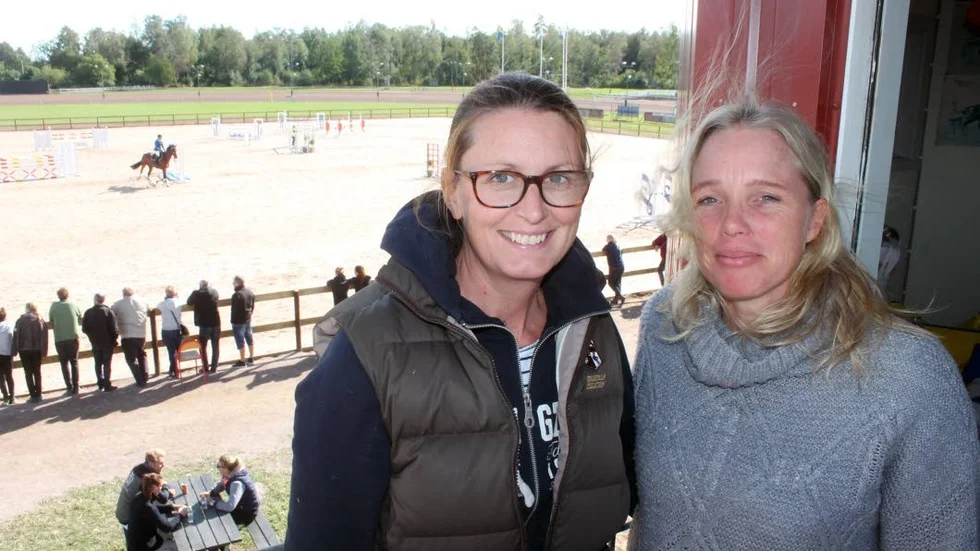 Karin Rhedin och Cornelia Lövgren jobbar i Mjölby ridklubb som var först ut med att hyra in sig på Mantorpstravet.