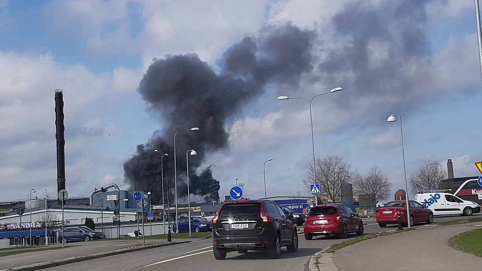 Röken sprids över centrala delar av staden.