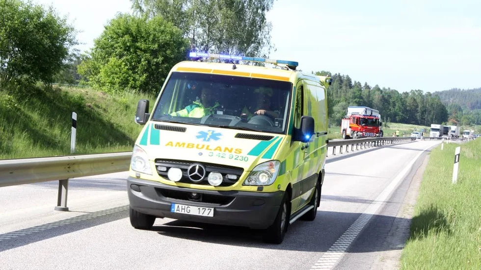 Fler ambulanser och fler ambulanssjukvårdare föreslås förstärka ambulanssjukvården.