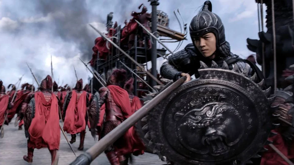 Peng Yong spelar den räddhågsne unge soldaten Han Lu i "The great wall".