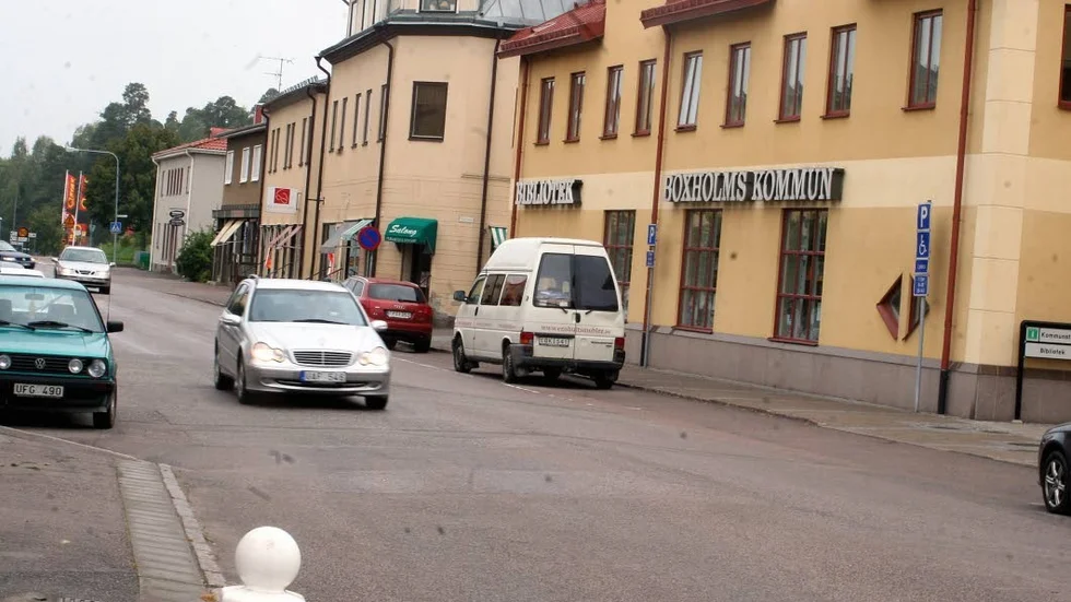 En av Boxholms kommuns bilar vandaliserad med sprayfärg.