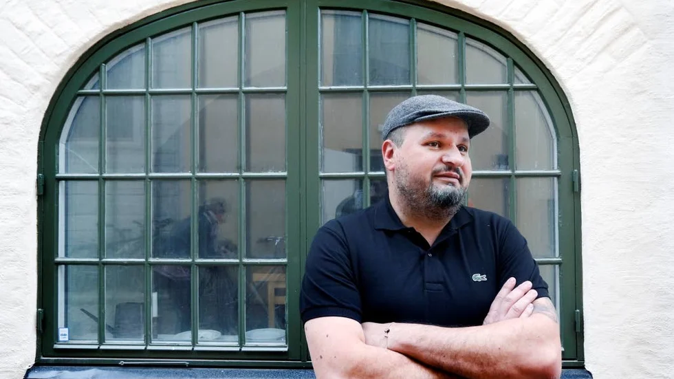 Nöjd. Simon Seropian vann inte i Stockholm men hans café är en av de bästa i sin kategori. Det räcker.