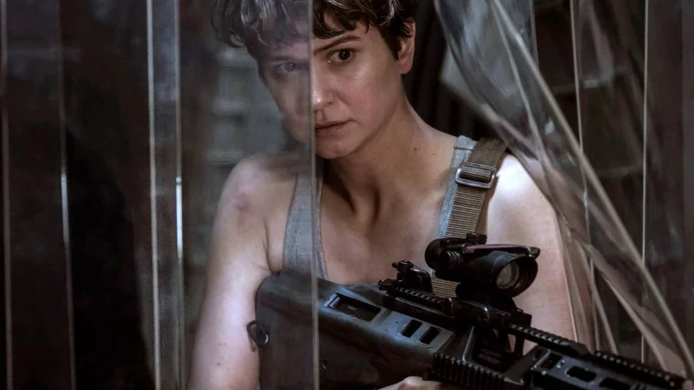 Beredd på allt. Katherine Waterston (som senast syntes i "Fantastiska vidunder...") möter nya, elakare vidunder i "Alien: Covenant".